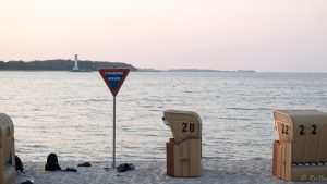 Schild strandkorbgrenze an der Kieler Förde